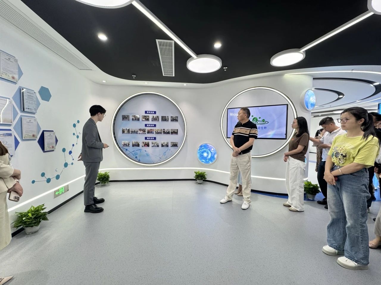 以科技視野 筑生命健康新認知——中威泰熠集團參觀干細胞公司